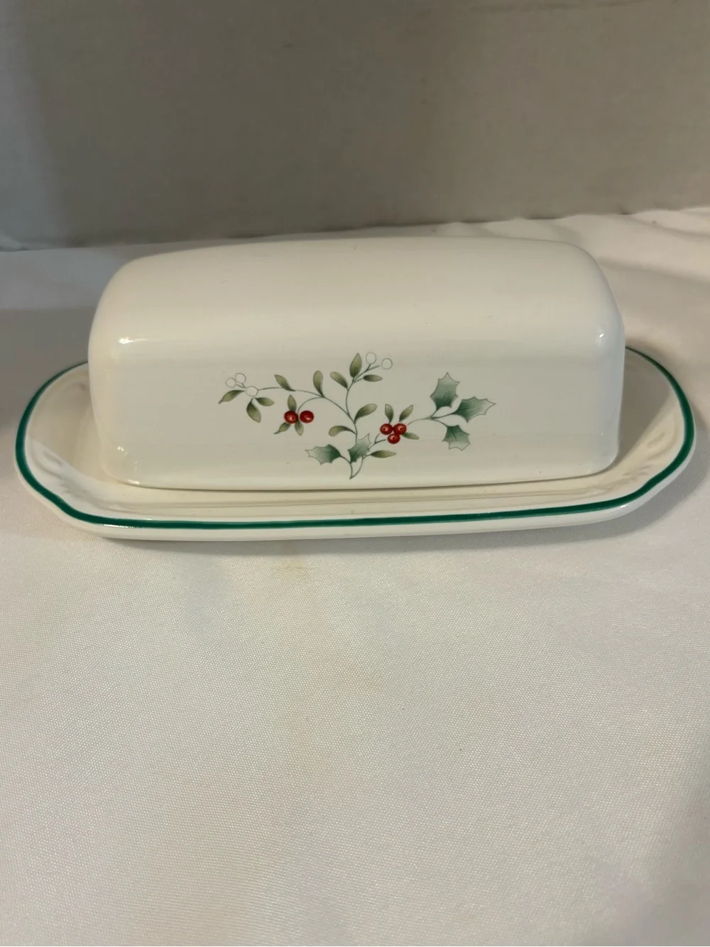 Pfaltzgraff Winterberry covered butter dish classic holly berry White with Green